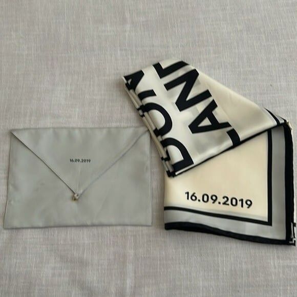 💯NWOT💯Burberry Silk Scarf Collectible Souvenir From 2019 London Runway Show 35 - Picture 2 of 8